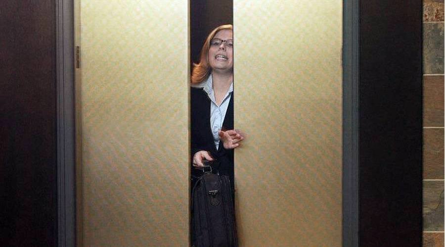 西尼機(jī)電:電梯故障被困 扒門自救不可取